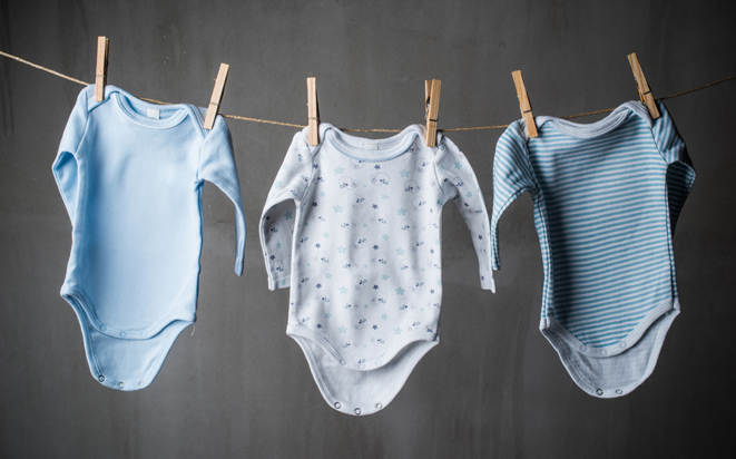 Praktisches Wissen über Kleidung für das Neugeborene.