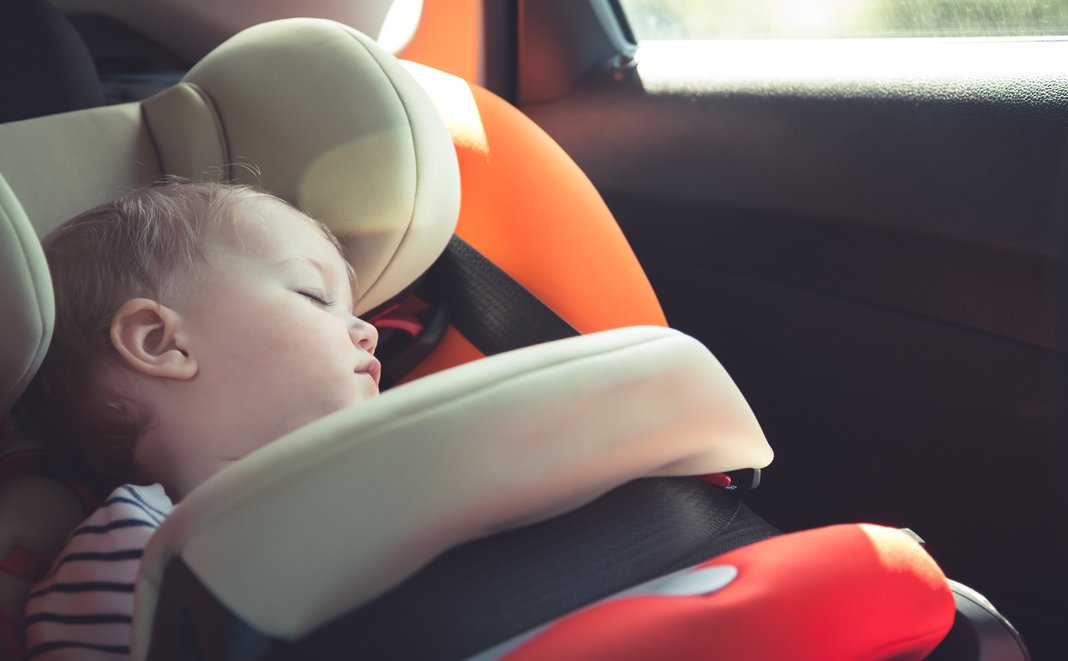 Babysitz: Sicher im Auto