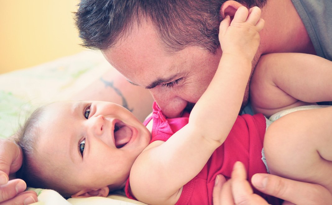 Ein charismatischer Meilenstein – Wie sich Babys Lachen entwickelt