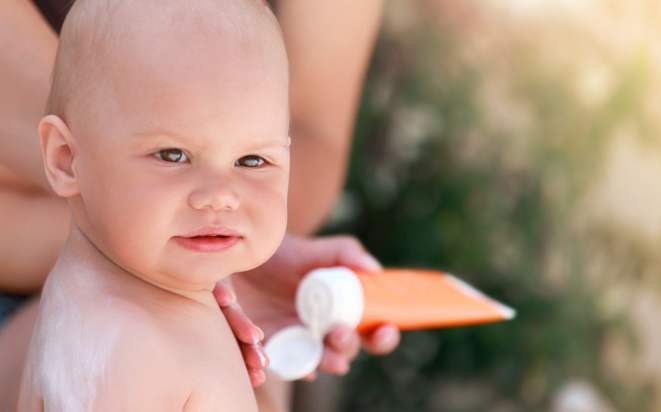 Sonnenbaden mit Babys: So schützen Sie Ihr Kleines vor Sonneneinstrahlung.
