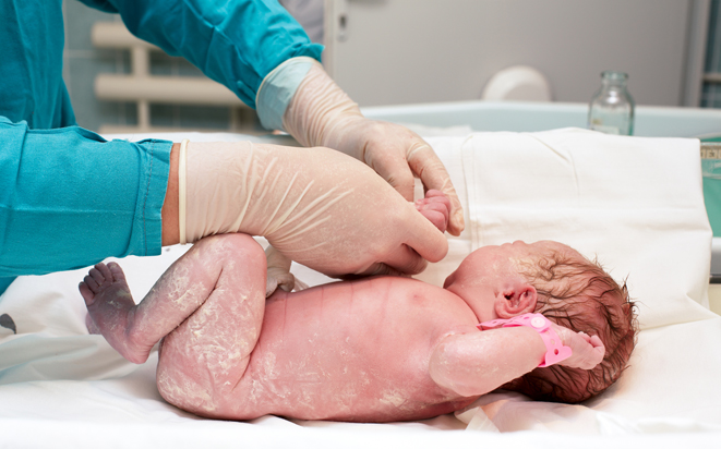 Was der Kinderarzt alles beim Baby untersuchen muss.