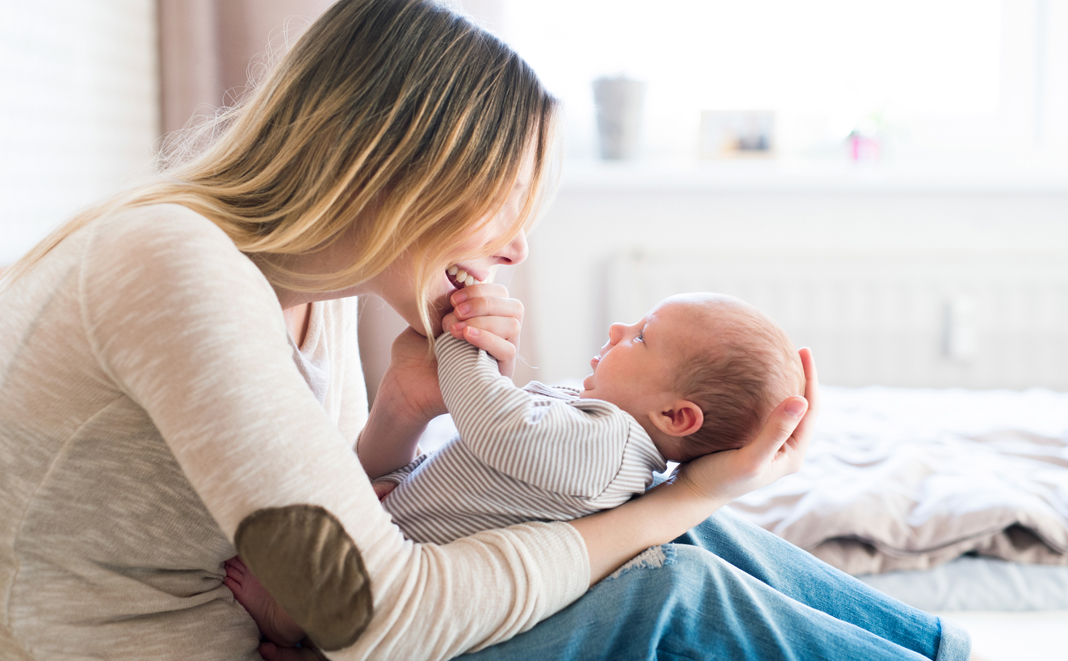 Erste Tage mit Baby zu Hause: Was Sie und Ihr Baby im Wochenbett brauchen 
