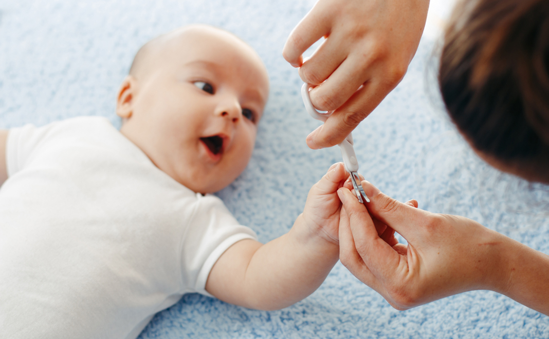Wie Sie dem Baby die Fingernägel behutsam schneiden