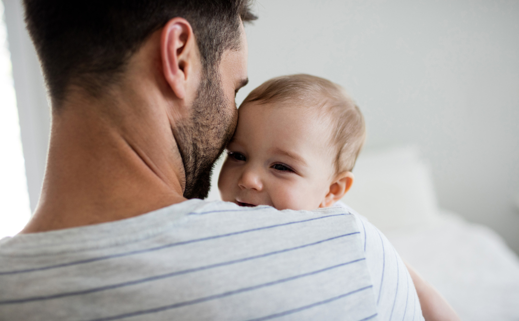 Vater und Baby – der Wert einer stabilen Beziehung