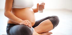 Yoga Schwangerschaft: So bleiben Sie mit Babybauch fit und entspannt.