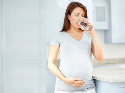 Wasser trinken gegen Hitzewallungen in der Schwangerschaft