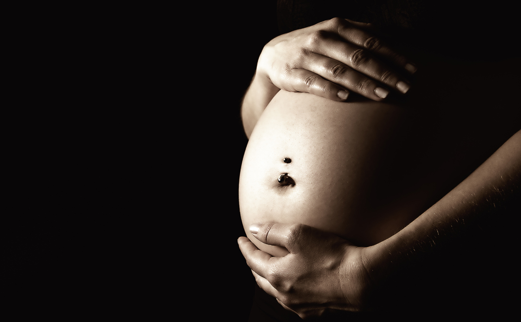 Was Sie bei einem Bauchnabelpiercing in der Schwangerschaft beachten müssen